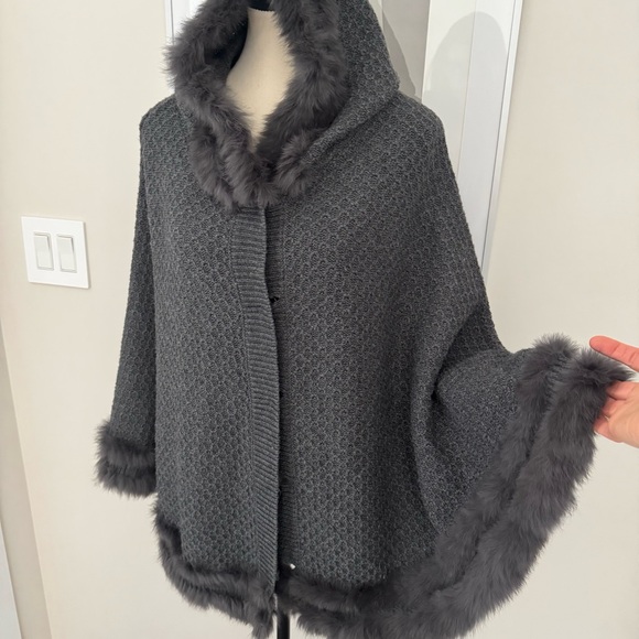 Hooded Grey Knitted Cape with Rabbit Fur Trim Dolce Cabo O/S - Picture 5 of 15